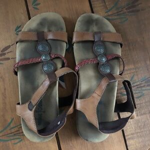 Minnetonka Women's Lakeshore brown 8 well loved condition metallic